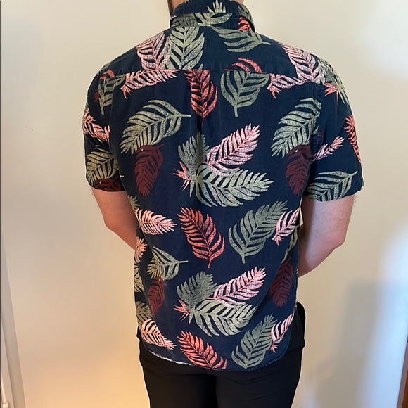 Old Navy Size L Men's Leaf Print Button Down Slim Fit Shirt - Picture 3 of 6